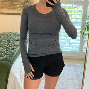 LULULEMON SIZE 4 GREY LONGSLEEVE WITH THUMBHOLES